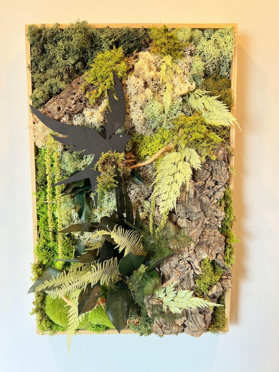 Cadre végétal en mousse stabilisée - Décoration murale artisanale, naturelle et apaisante -« Forêt enchantée, l’hirondelle prend son envol »