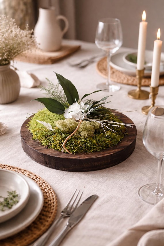 Centre de table végétal rond– Mousse stabilisée et feuillage naturel
