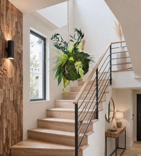 Kokedama suspendu stabilisé – Décoration murale naturelle haut de gamme – Boule végétale mousse & fougères – Entrée chic / escalier design