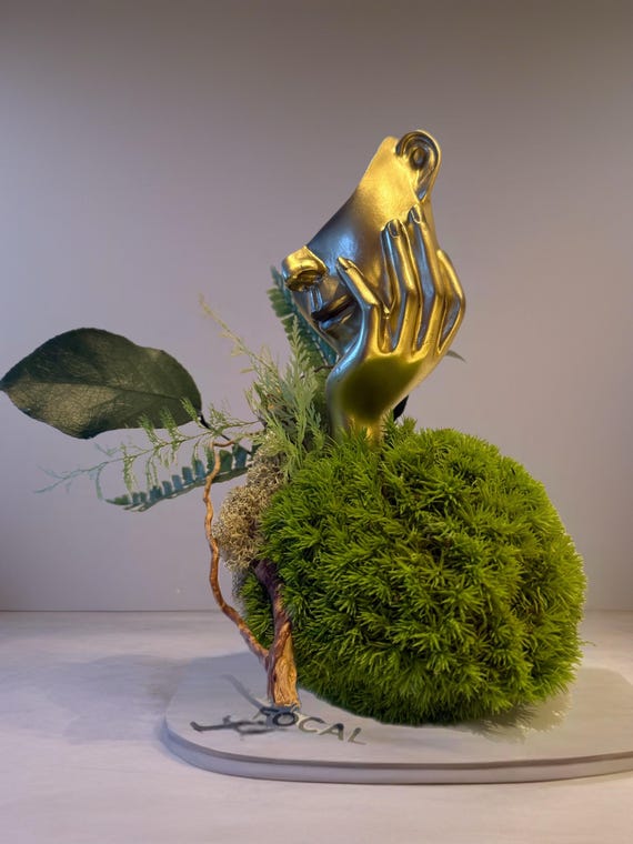 Sculpture végétale stabilisée visage doré – Décoration végétale design – Centre de table nature – Art végétal moderne