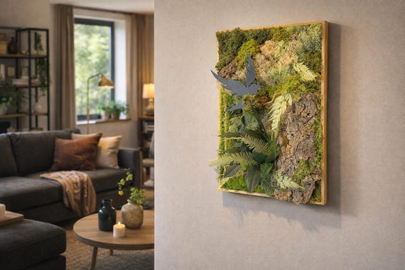 Cadre végétal en mousse stabilisée - Décoration murale artisanale, naturelle et apaisante -« Forêt enchantée, l’hirondelle prend son envol »