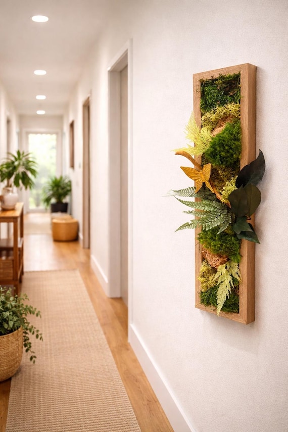 Cadre végétal vertical– Décoration murale nature avec mousse stabilisée, fougère et papillon doré – tableau végétal étroit pour co