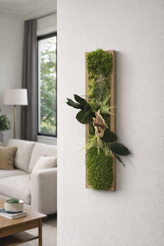 Cadre végétal stabilisé vertical– Décoration murale naturelle en mousse et bois flotté – Art végétal sans entretien