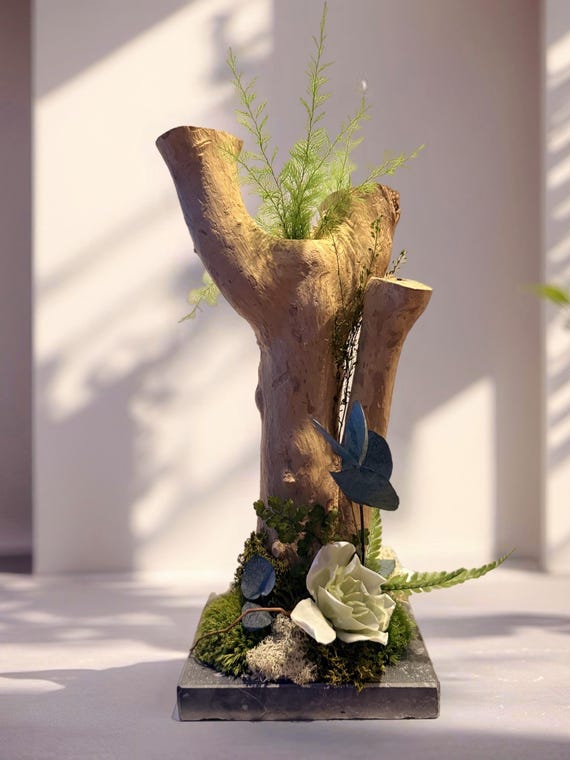 Sculpture végétale sur bois flotté – Fleur de gardénia stabilisée, eucalyptus & mousse – Centre de table naturel haut de gamme