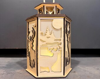 Linterna con temática de ciervo hecha de madera de abedul acabada.