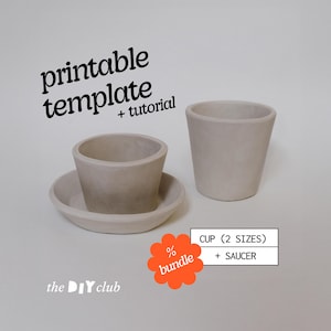Puede incluir: Dos tazas de cerámica gris claro, una con platillo y una taza separada. La imagen incluye el texto "printable template + tutorial" y "CUP (2 SIZES) + SAUCER". También se anuncia un descuento por paquete.