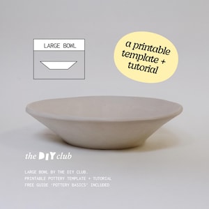 Puede incluir: Un cuenco grande de cerámica de color claro, con un diseño ancho y poco profundo. El cuenco está centrado sobre un fondo blanco. El texto de la imagen incluye "Large Bowl" y "a printable template + tutorial". También se ve el logotipo de The DIY Club.