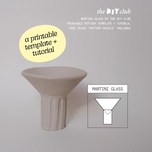 Könnte beinhalten: Unglasierter Martini-Glas aus Keramik mit breiter Schale und geriffelter Säule. Das Bild enthält den Text "a printable template + tutorial" und "MARTINI GLASS BY THE DIY CLUB". Eine Diagramm des Glases ist ebenfalls abgebildet.