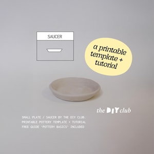 Könnte beinhalten: Eine kleine, hellfarbene Keramikuntertasse mit runder Form. Das Bild enthält ein Diagramm mit der Bezeichnung "SAUCER" und ein gelbes Oval mit dem Text "a printable template + tutorial". Das DIY Club-Logo ist ebenfalls sichtbar.