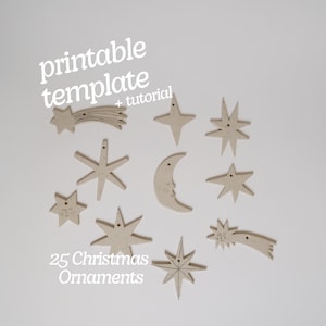 Könnte beinhalten: Eine Sammlung von 25 Weihnachtsschmuckstücken in verschiedenen Stern- und Mondformen. Die Ornamente sind beige und haben eine strukturierte Oberfläche. Der Text "printable template + tutorial" und "25 Christmas Ornaments" ist auf dem Bild aufgedruckt.