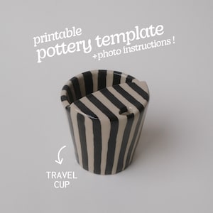 Op de afbeelding: Een zwart-beige gestreepte reiskop met de tekst "printable pottery template + photo instructions!". De beker heeft een unieke vorm met een schuine bovenkant en een klein gaatje. De woorden "travel cup" zijn ook zichtbaar.