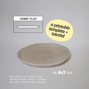 Puede incluir: Un plato de cena beige extragrande con forma redondeada. La imagen incluye un diagrama etiquetado como "DINNER PLATE" y el texto "a printable template + tutorial" y "the DIY club."