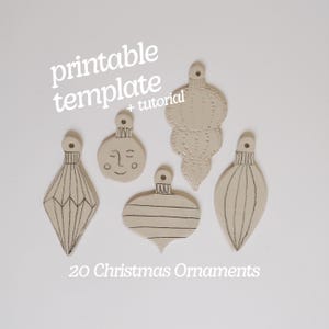Puede incluir: Cinco adornos navideños blanquecinos con detalles de líneas negras. Los adornos tienen varias formas, incluyendo un diamante, un círculo con una cara y una lágrima. El texto en la imagen dice "printable template + tutorial" y "20 Christmas Ornaments."