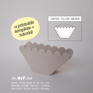 Può includere: Un portafiltro per caffè grigio chiaro con bordo smerlato, a forma di cono. L'immagine include un diagramma con l'etichetta "COFFEE FILTER HOLDER" e il testo "a printable template + tutorial". È visibile anche il logo The DIY Club.