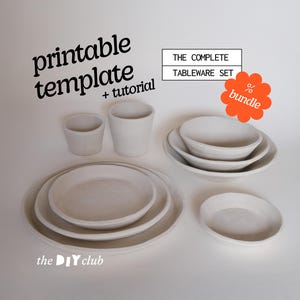 Może przedstawiać: Kompletny biały zestaw naczyń, w tym talerze, miski i kubki, ułożone na białej powierzchni. Obraz zawiera tekst "printable template + tutorial" i "the DIY club". Reklamowana jest zniżka na pakiet.