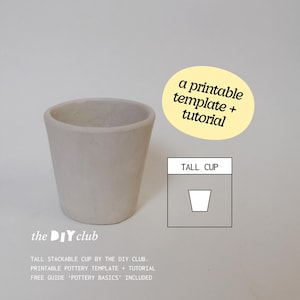 Puede incluir: Una taza alta y apilable de color gris claro. La taza es de cerámica y tiene una forma ligeramente cónica. La imagen incluye el texto "a printable template + tutorial" y "TALL CUP". También se menciona el club DIY.