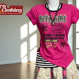 Camiseta feminina estilo rock | Estampa de letras góticas | Blusa clássica estilo anos 90 | Camiseta casual de manga curta | Roupas inspiradas no hip hop