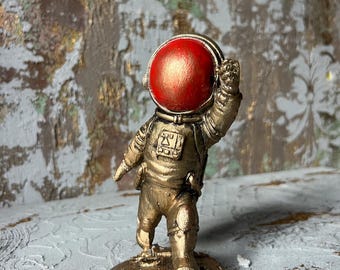 Handgemaakte astronautensculptuur: modern ruimtedecor