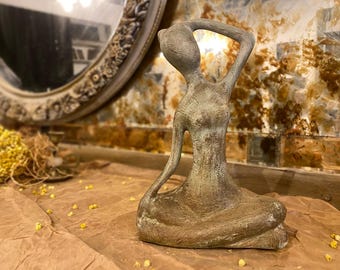 Sculptuur yogameisje – Elegant vrouwelijk yogastandbeeld, handgeschilderd polyester, minimalistisch zendecor