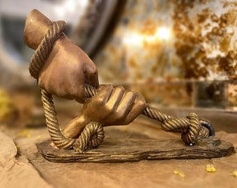 Abstracte handsculptuur: modern standbeeld van kracht en strijd