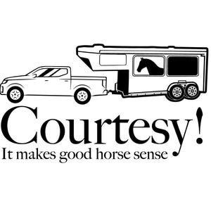 Könnte beinhalten: Schwarzweiß-Illustration eines Lastwagens, der einen Pferdeanhänger zieht. Der Text "Courtesy! It makes good horse sense" befindet sich unter dem Bild.