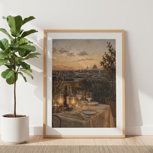 Pode incluir: Uma impress&atilde;o de arte de parede emoldurada retratando uma vista do p&ocirc;r do sol de um horizonte da cidade com uma c&uacute;pula, apresentando uma mesa posta para dois em um terra&ccedil;o com toalha branca, ta&ccedil;as de vinho, uma garrafa e velas acesas.