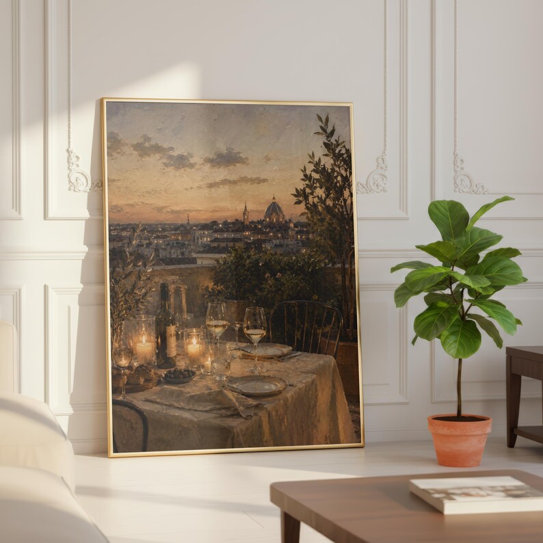 Pode incluir: Uma impress&atilde;o de arte de parede emoldurada retratando uma vista ao p&ocirc;r do sol de um horizonte urbano com uma c&uacute;pula, apresentando uma mesa de jantar posta com ta&ccedil;as de vinho, uma garrafa e velas acesas num terra&ccedil;o com plantas ao entardecer.