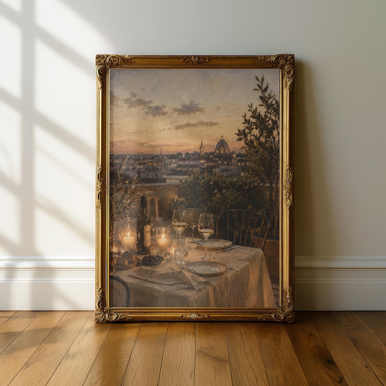 Pode incluir: Uma impress&atilde;o de arte emoldurada com uma pintura a &oacute;leo de uma paisagem urbana ao p&ocirc;r do sol com um edif&iacute;cio com c&uacute;pula ao fundo. O primeiro plano mostra uma mesa posta com ta&ccedil;as de vinho, uma garrafa e velas acesas num terra&ccedil;o.