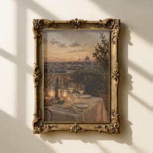 Pode incluir: Uma pe&ccedil;a de arte de parede retangular com uma pintura de uma paisagem urbana ao p&ocirc;r do sol com um edif&iacute;cio com c&uacute;pula ao longe. A cena mostra uma mesa posta para jantar num terra&ccedil;o com copos de vinho e velas, numa moldura dourada ornamentada.