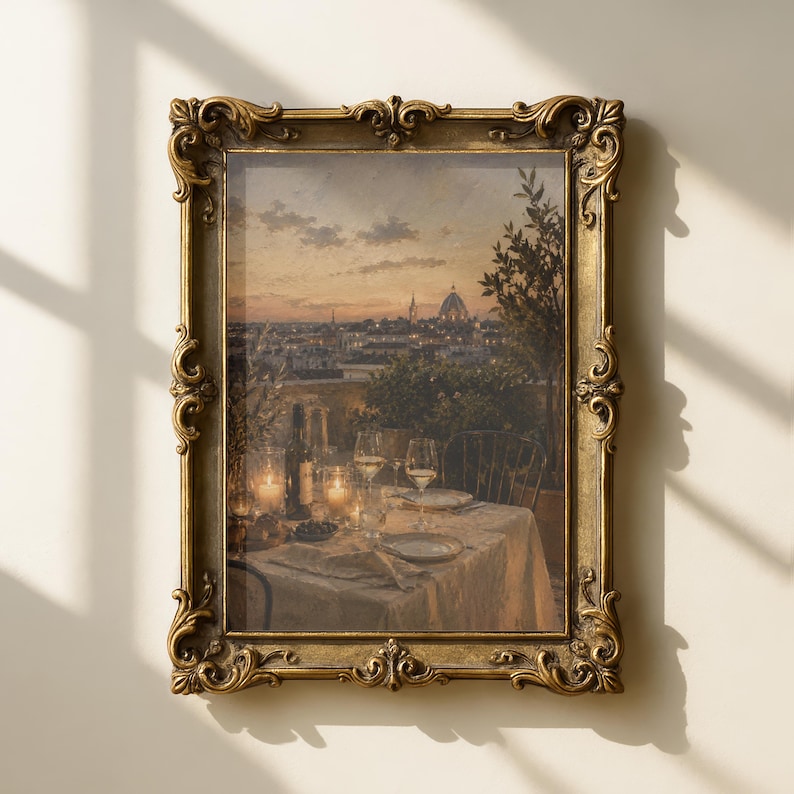 Pode incluir: Uma pe&ccedil;a de arte de parede retangular com uma pintura de uma paisagem urbana ao p&ocirc;r do sol com um edif&iacute;cio com c&uacute;pula ao longe. A cena mostra uma mesa posta para jantar num terra&ccedil;o com copos de vinho e velas, numa moldura dourada ornamentada.