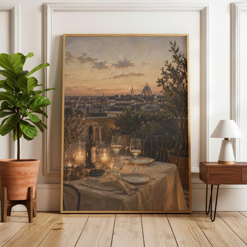 Pode incluir: Uma impress&atilde;o de arte de parede emoldurada que retrata uma paisagem urbana ao p&ocirc;r do sol com uma c&uacute;pula ao longe. O primeiro plano mostra uma mesa posta com ta&ccedil;as de vinho, uma garrafa e velas acesas sobre uma toalha de mesa branca.