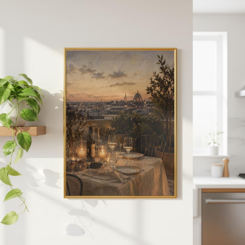Pode incluir: Uma impress&atilde;o de arte de parede emoldurada retratando uma vista do p&ocirc;r do sol de um horizonte da cidade com uma c&uacute;pula, apresentando um terra&ccedil;o em primeiro plano com uma mesa posta, ta&ccedil;as de vinho, velas e uma toalha de mesa branca.