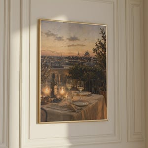 Pode incluir: Uma impress&atilde;o de arte de parede emoldurada retratando uma vista urbana ao p&ocirc;r do sol a partir de um terra&ccedil;o. Em primeiro plano, uma mesa est&aacute; posta com uma garrafa de vinho, dois copos e velas acesas sobre uma toalha. O fundo mostra uma cidade.