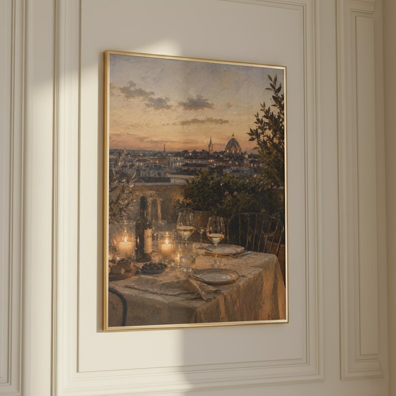 Pode incluir: Uma impress&atilde;o de arte de parede emoldurada retratando uma vista urbana ao p&ocirc;r do sol a partir de um terra&ccedil;o. Em primeiro plano, uma mesa est&aacute; posta com uma garrafa de vinho, dois copos e velas acesas sobre uma toalha. O fundo mostra uma cidade.