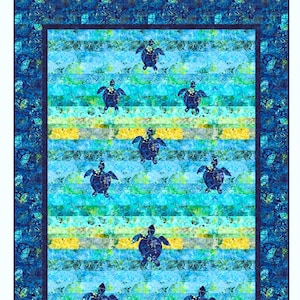 Peut inclure: Un modèle de courtepointe représentant des tortues bleues nageant dans un océan turquoise et bleu avec du sable jaune. Le motif est intitulé "Turtles Swimming Away" et provient de Castilleja Cotton.