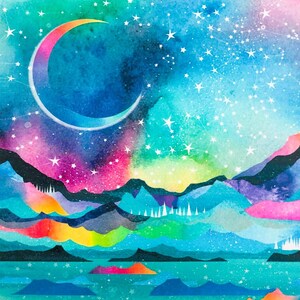 以下が含まれることがあります： 夜空のシーンを描いた鮮やかな水彩画。オレンジとピンクの色合いの三日月が星空の上にあります。その下には、青、紫、緑の色合いのカラフルな山々が描かれ、手前にはターコイズブルーの水面があります。