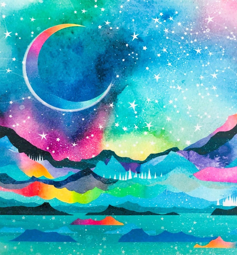 以下が含まれることがあります： 夜空のシーンを描いた鮮やかな水彩画。オレンジとピンクの色合いの三日月が星空の上にあります。その下には、青、紫、緑の色合いのカラフルな山々が描かれ、手前にはターコイズブルーの水面があります。