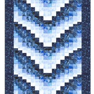 Può includere: Un modello di trapunta chiamato "Whale Tails" di Castilleja Cotton. Il modello è per una trapunta da divano che misura 40 pollici per 58 pollici. La trapunta è realizzata con due blocchi ripetuti diversi. La trapunta è blu e bianca.