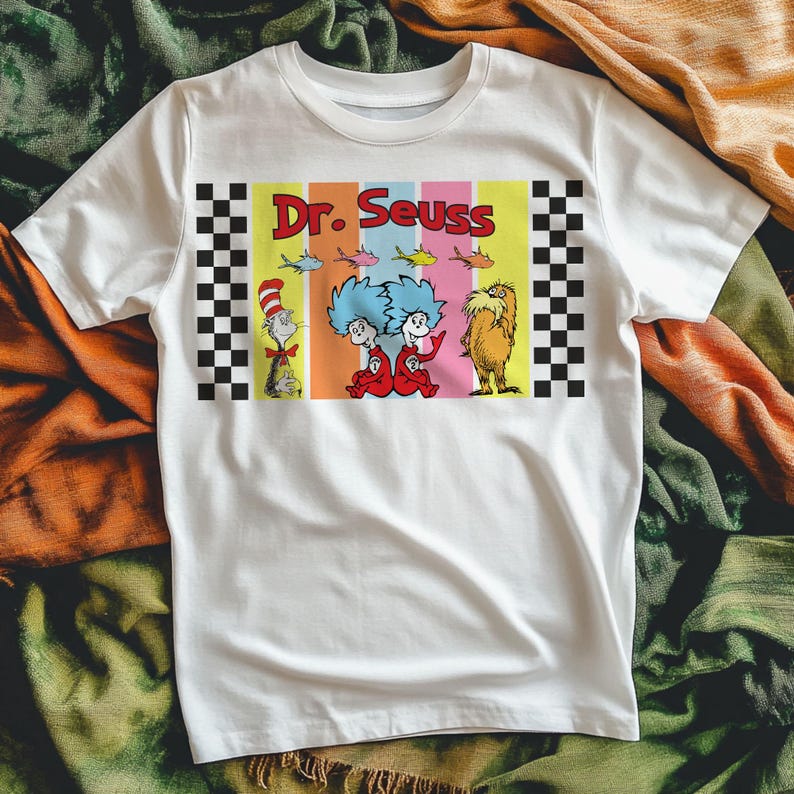 Puede incluir: Camiseta blanca con un gr&aacute;fico colorido de personajes del Dr. Seuss. El dise&ntilde;o incluye el texto "Dr. Seuss" en letras rojas, junto con ilustraciones del Gato en el Sombrero, Thing 1 y Thing 2, y el Lorax. El gr&aacute;fico est&aacute; enmarcado con patrones de cuadros blancos y negros.