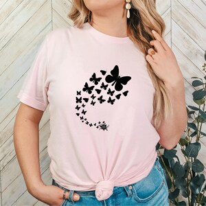 Camiseta de mariposa: elegante diseño floral, camiseta de algodón suave. imagen 1