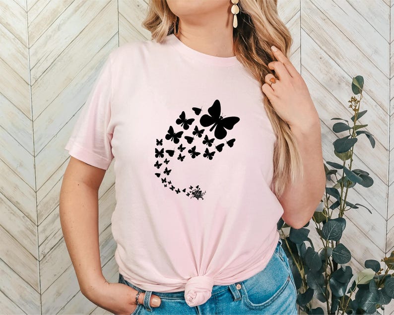 Camiseta de mariposa: elegante diseño floral, camiseta de algodón suave. imagen 1