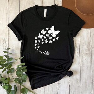 Camiseta de mariposa: elegante diseño floral, camiseta de algodón suave. imagen 2