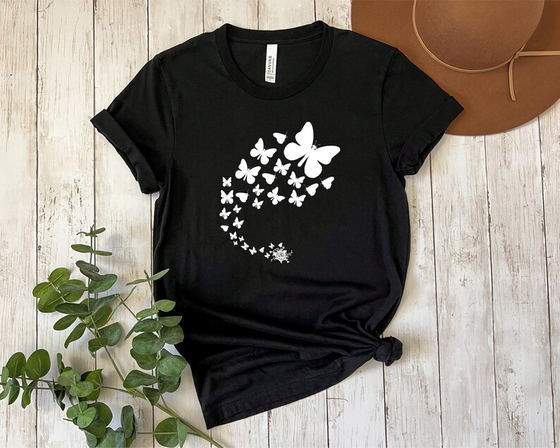 Camiseta de mariposa: elegante diseño floral, camiseta de algodón suave. imagen 2