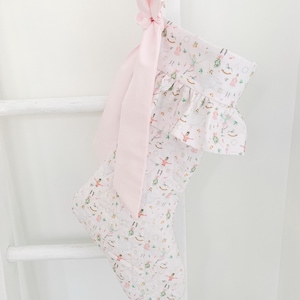 Nötknäpparen quiltad och volangad julstrumpa (rosa bakgrund liten skala)