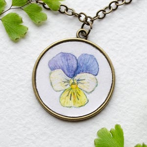 Colar de amor-perfeito Pingente de flor de amor-perfeito Colar de amor-perfeito pintado à mão Colar de amor-perfeito em aquarela Pintura de amor-perfeito Colar de viola Presente para amantes de flores