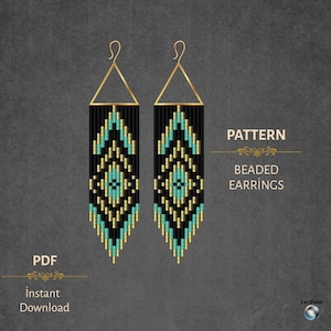 Pode incluir: Um par de brincos longos e triangulares de missangas com um padrão geométrico em preto, dourado e turquesa. O design inclui um gancho de fio dourado no topo. O texto à direita diz PATTERN BEADED EARRINGS e à esquerda PDF Instant Download.