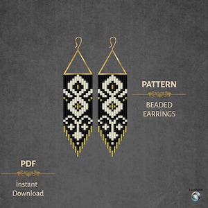 Pode incluir: Um par de brincos de contas com um padrão geométrico em preto, branco e dourado. Os brincos têm formato retangular com uma parte superior triangular e uma franja de contas na parte inferior. O texto "PATTERN BEADED EARRINGS" é exibido.