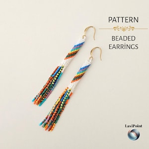 Può includere: Un paio di lunghi orecchini pendenti di perline con un motivo geometrico multicolore composto da perline di vetro bianche, blu, arancioni e verdi. Gli orecchini hanno ganci in metallo dorato e includono il testo PATTERN BEADED EARRINGS e LaviPoint.