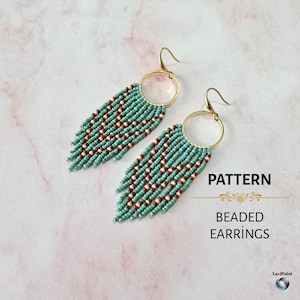 Peut inclure: Boucles d'oreilles perlées avec un motif turquoise, crème et marron. Les boucles d'oreilles ont des cerceaux et des franges dorés. Le texte "PATTERN" et "BEADED EARRINGS" est visible.