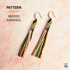 Peut inclure: Boucles d'oreilles perlées avec un motif coloré. Les boucles d'oreilles ont des crochets dorés et un motif de perles noires, blanches, orange, vertes et jaunes. Le texte "PATTERN" et "BEADED EARRINGS" est visible.